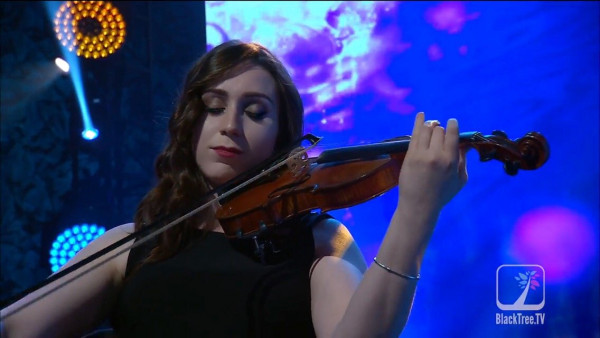 Un violinista que sabe hacer de todo: una entrevista con nuestra maestra de artista Allie P. 1