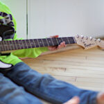 Lecciones de guitarra NYC - Chico tocando la guitarra