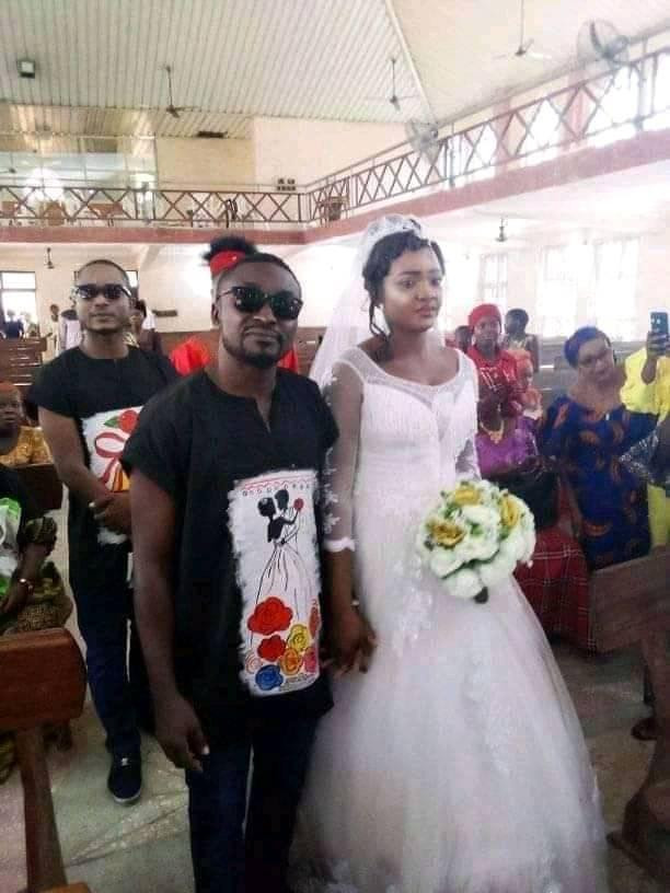 "Las opiniones sobre mi atuendo simple no definen cómo sería nuestra boda", dice el nigeriano que usó jeans y una camisa Dashiki en su boda.