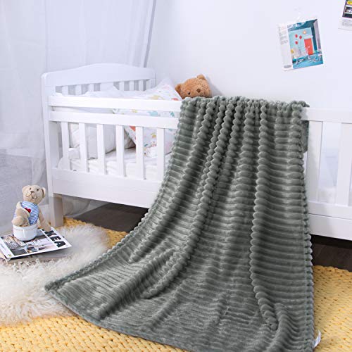 NTBAY - Manta de franela para niños pequeños, esponjosa, cálida y liviana, reversible, diseño de rayas, manta de felpa para bebé, 30 x 40 pulgadas, gris