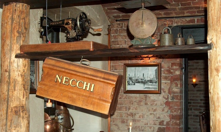 Máquina de coser vintage Necchi