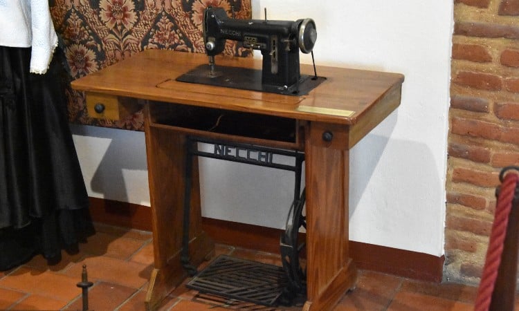 Máquina de coser vintage Necchi en gabinete