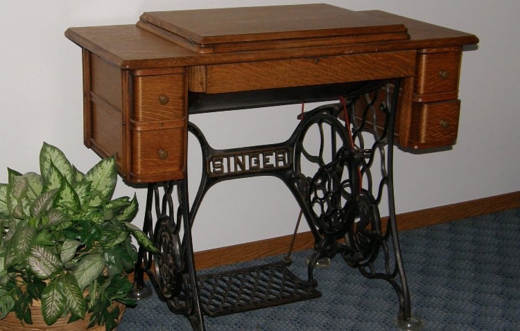 Máquina de coser en mueble de madera
